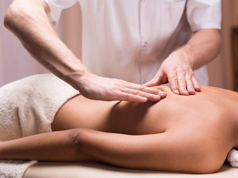 Massaggiatore professionista, i requisiti e i consigli per intraprendere un mestiere millenario
