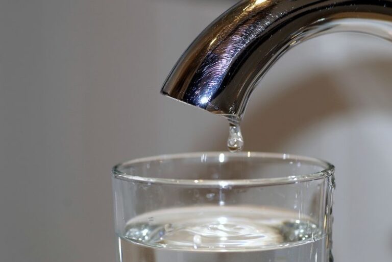 Bere l’acqua che sgorga rubinetto fa male? Scopriamo insieme i pro e i contro di questa pratica